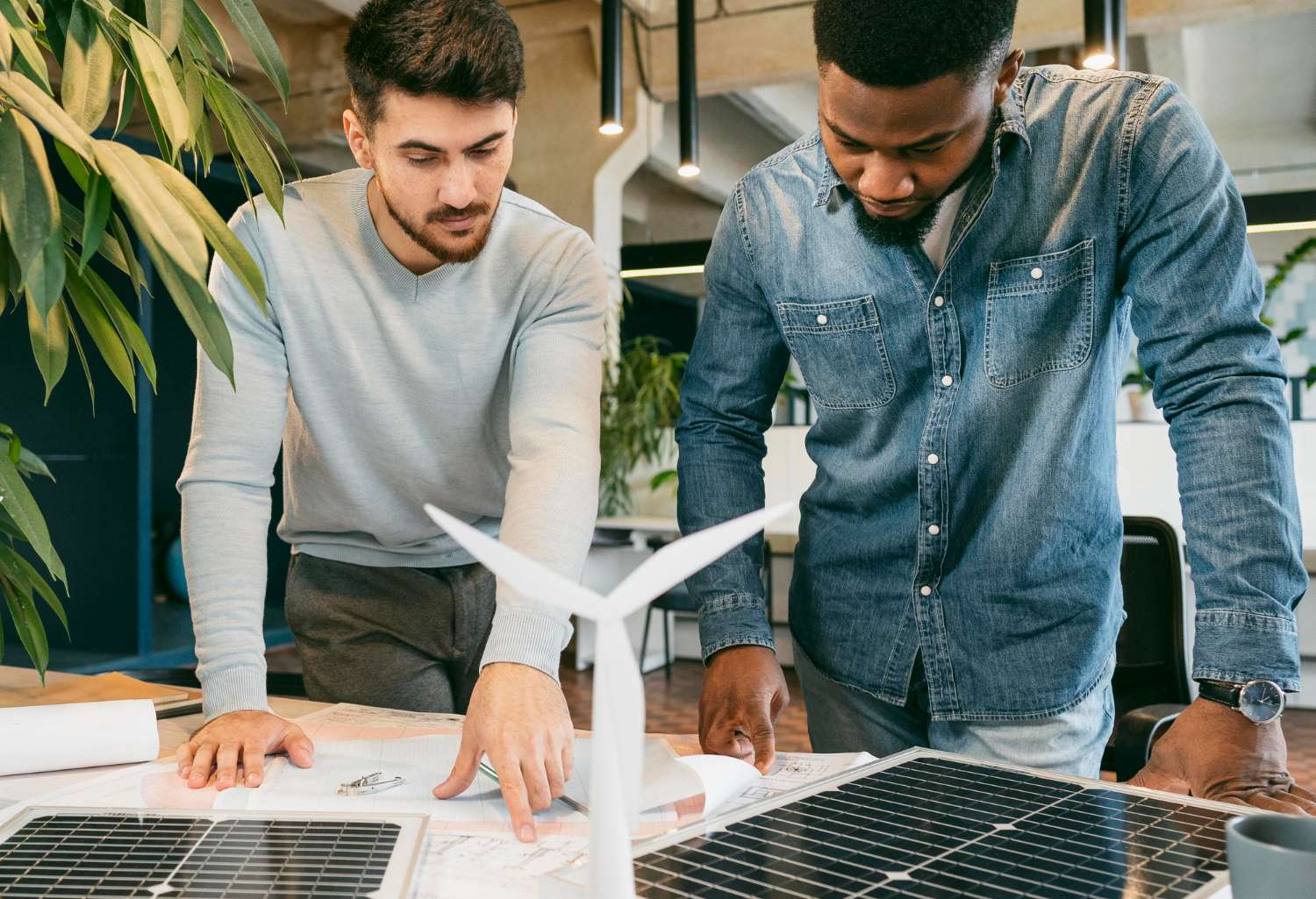 deux personnes choisissent un panneau solaire