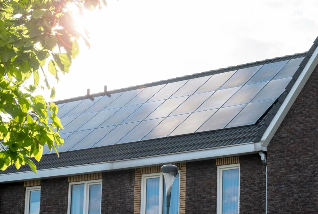 panneaux solaires sur toit maison