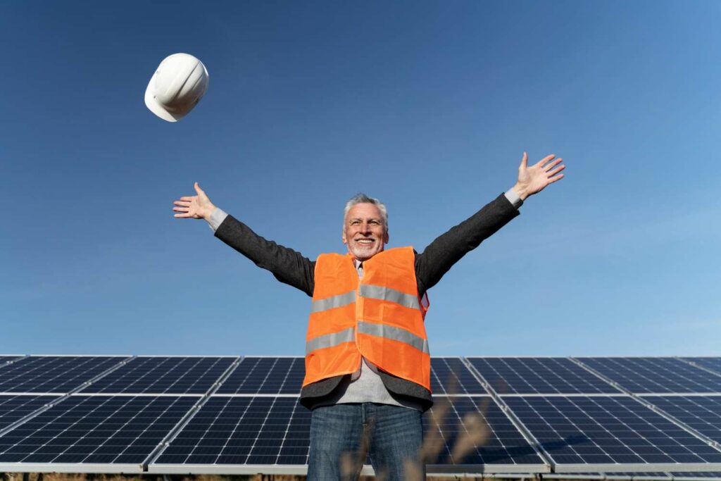 homme heureux devant panneaux solaires